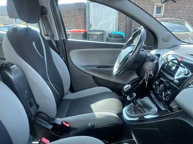 Lancia Ypsilon 0.9 TwinAir Silver + 2013 Benzine 3