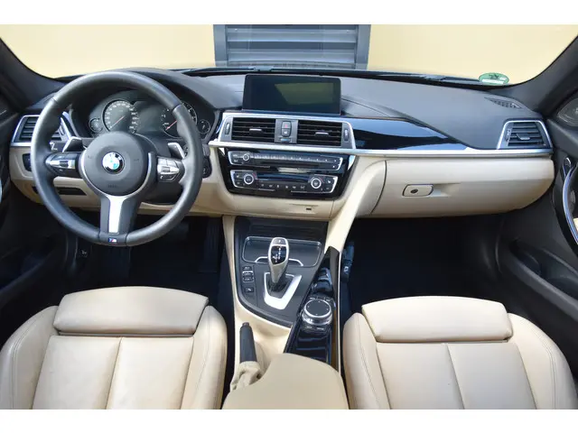 BMW 3 Serie Touring 320i Luxury Edition 2018 Benzine 3