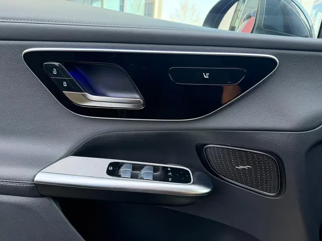 Mercedes-Benz GLC 200 4MATIC AMG Line 2024 Benzine 12