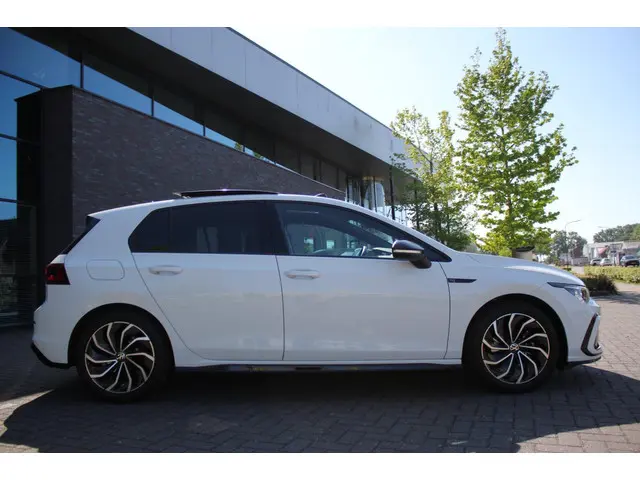 Volkswagen Golf 1.5 eTSI R-Line 2024 Benzine 6