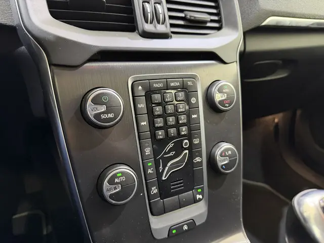 Volvo V40 V-40 1.6 T2 Momentum Navi 2014 Benzine 27