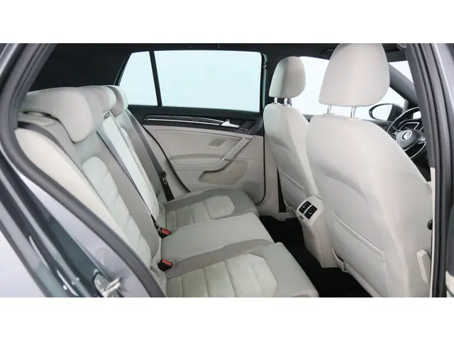 Volkswagen Golf 1.0 TSI 110pk Highline 2017 Benzine 35