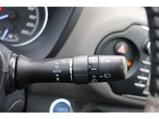 Toyota Yaris 1.5 Hybrid Bi-Tone, 2017 Hybride Benzine 19