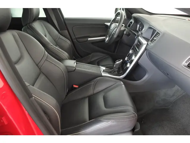 Volvo V60 2.0 T4 R-Design 2018 Benzine 12