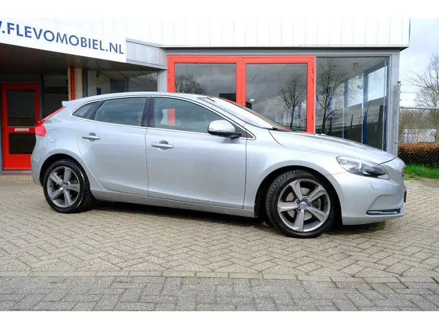 Volvo V40 2.0 T3 Nordic+ Pano|Xenon|Leder|Navi 2016 Benzine 4