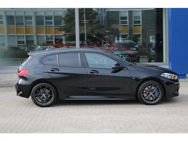 BMW 1 Serie 120i High Executive Edition 2021 Benzine 18