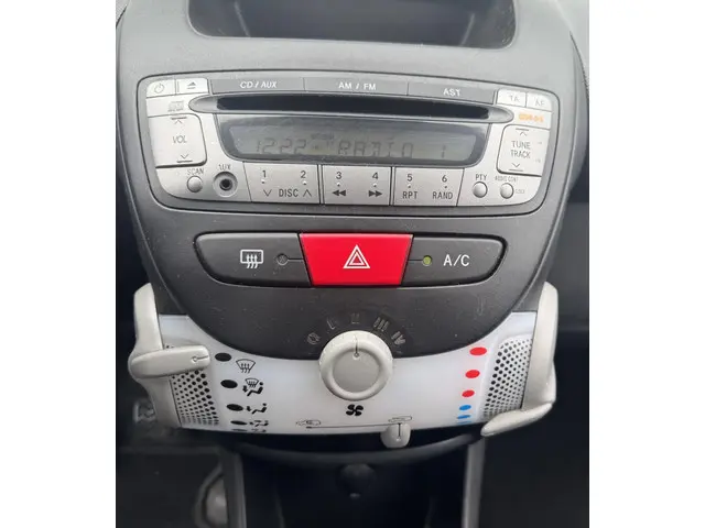 Peugeot 107 1.0 Active 2012 Benzine 8