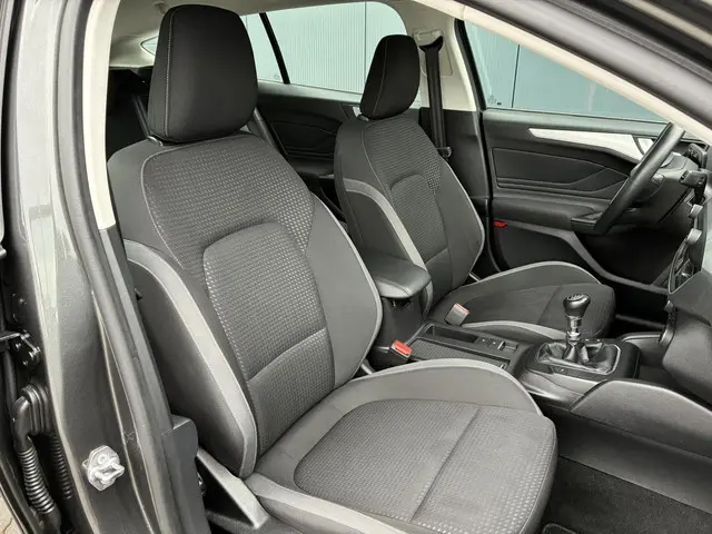 Ford Focus Wagon HELAAS VERKOCHT!!! 2020 Benzine 26