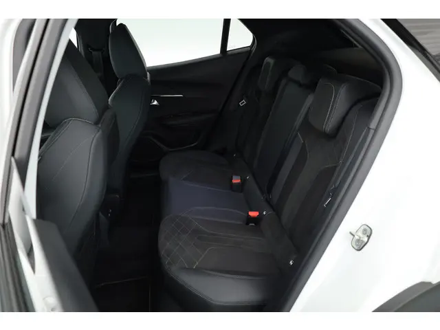 Peugeot 2008 1.2 PureTech GT Pack 2021 Benzine 26