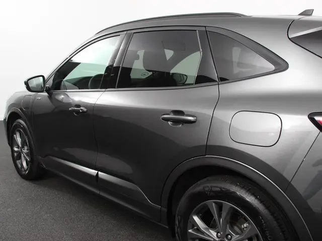 Ford Kuga 2.5 PHEV 225pk ST-Line X 2023 Hybride Benzine 32