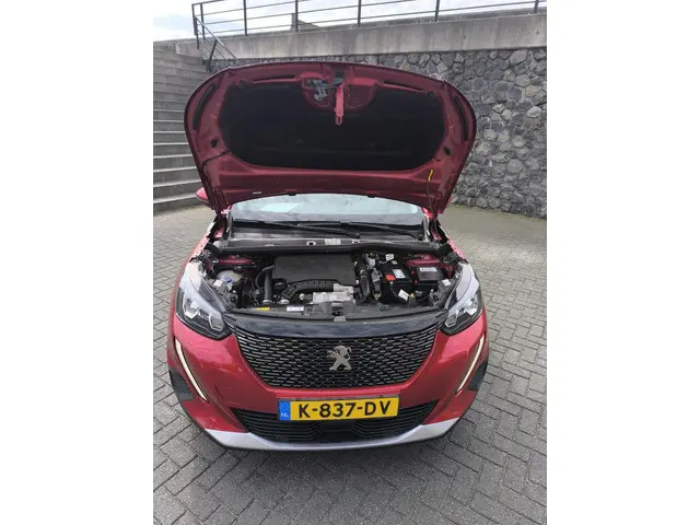 Peugeot 2008 1.2 PureTech Allure 2021 Benzine 26