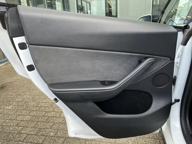Tesla Model Y Performance AWD 75 kWh 2023 Elektrisch 19