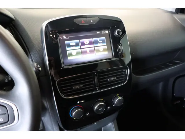 Renault Clio Estate 0.9 TCe Limited 2019 Benzine 23