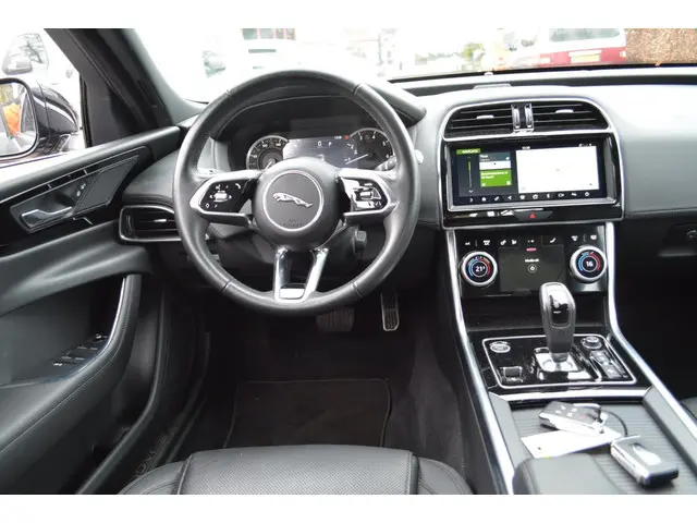 Jaguar XE 2.0 P250 SE 2020 Benzine 9