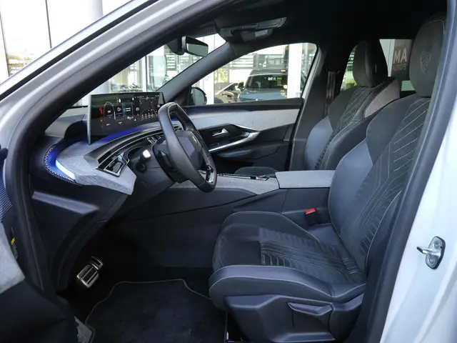 Peugeot 3008 1.2 Hybrid 136 GT 2024 Hybride Benzine 8