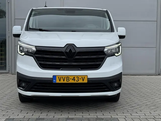 Renault Trafic 2.0 dCi 150 EDC L2H1 DC Luxe 2023 Diesel 3