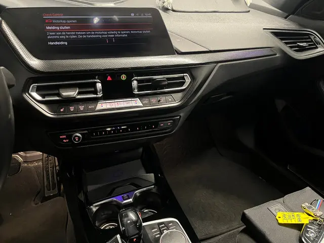 BMW 1 Serie 118i High Executive - Schade 2019 Benzine