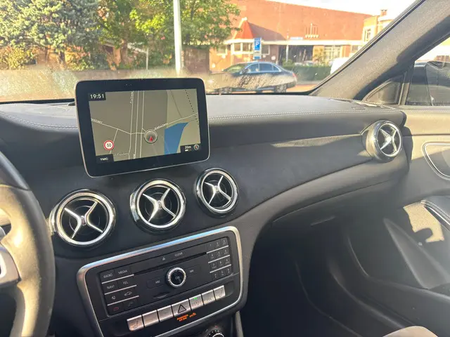 Mercedes-Benz CLA 180 AMG EDITION PANO NAP 2017 Benzine 38