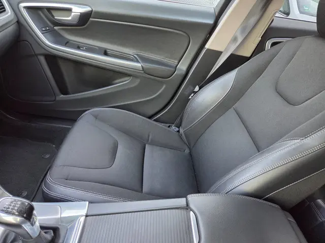 Volvo S60 2.0 T3 Momentum rijdt super 2016 Benzine 8