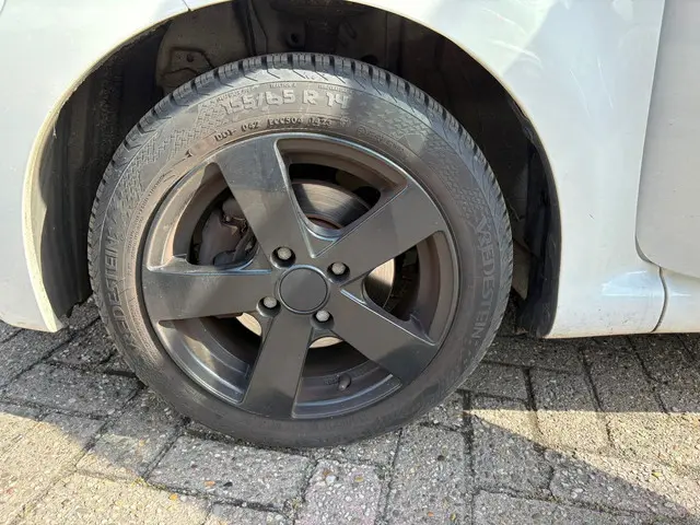 Toyota Aygo 1.0 VVT-i Now 2013 Benzine 4