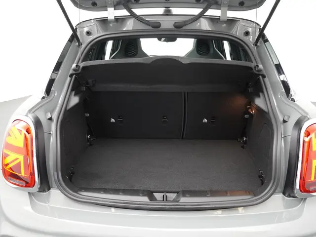 MINI 5-Deurs Cooper Dalston Edition 2021 Benzine 24