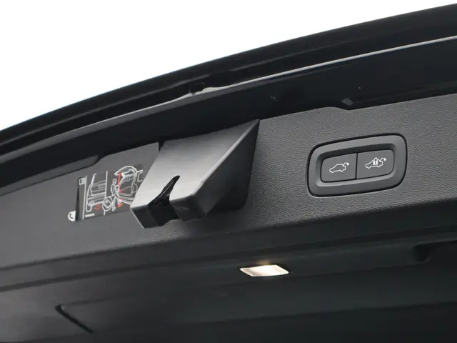 Volvo V60 2.0 B3 R-Design 2021 Benzine 22