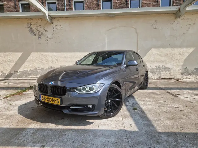 BMW 3 Serie 328i Executive 2012 Benzine 4