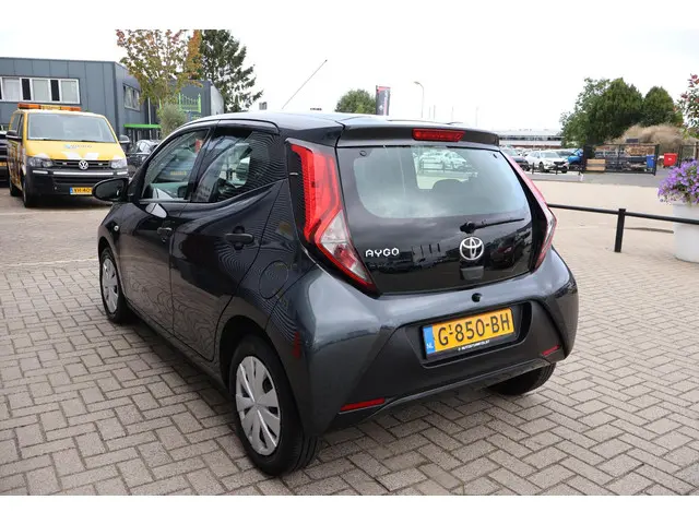 Toyota Aygo 1.0 x-fun 2019 Benzine 3