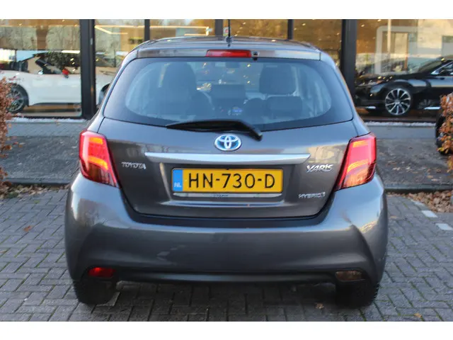 Toyota Yaris 1.5 Hybrid Trend 2015 Hybride Benzine 9