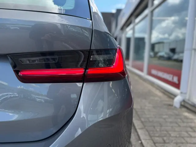 BMW 3 Serie Touring 318i 2023 Benzine 50