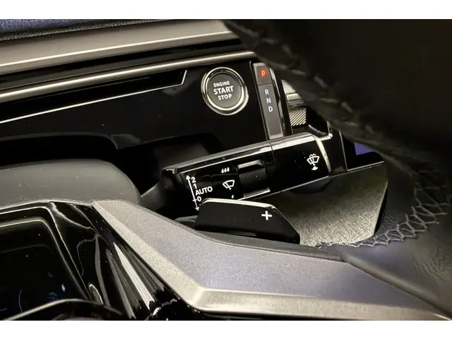 Peugeot e-3008 Allure 73 kWh 2024 Elektrisch 32