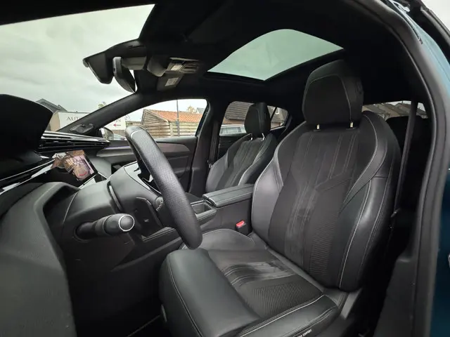 Peugeot 408 GT HYbrid 225 EAT8 2023 Hybride Benzine 12