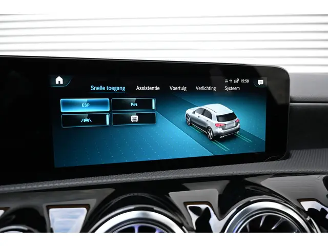 Mercedes-Benz A-Klasse 180 AMG Line 2022 Benzine 29