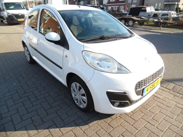 Peugeot 107 airco apk 11.26 1.0 Active NAP 2013 Benzine 11