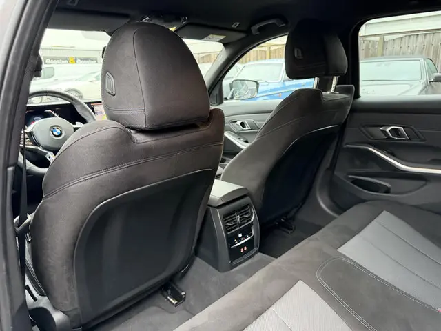 BMW 3 Serie Touring 330i xDrive M-Sport 2025 Benzine 18