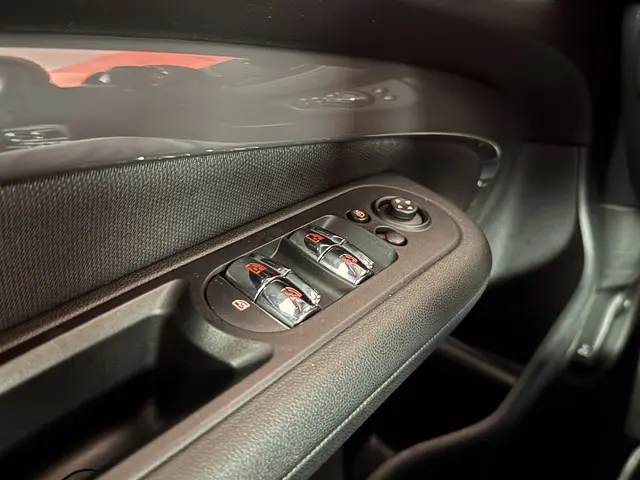 MINI Clubman 2.0 Cooper S Business Plus 2019 Benzine 28