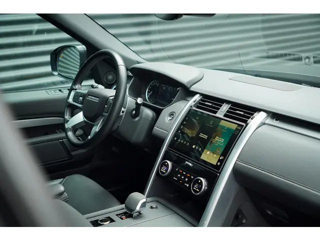 Land Rover Discovery 3.0 D250 R-Dynamic SE 2024 Diesel 7