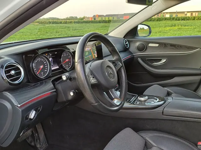 Mercedes-Benz E-Klasse 200 Premium 2017 Benzine 25