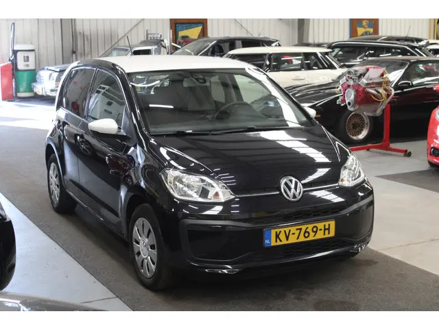Volkswagen up! 1.0 BMT move up! 2017 Benzine 2