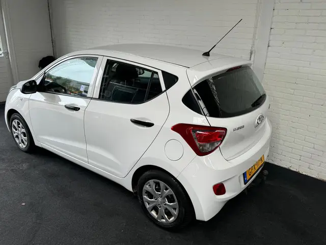 Hyundai i10 1 JAAR APK (motor rookt ) 2016 Benzine 3