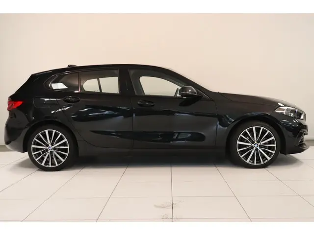 BMW 1 Serie 118i Business Edition Plus 2022 Benzine 17