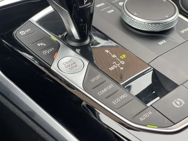 BMW 3 Serie 318i High Executive Edition 2021 Benzine 24