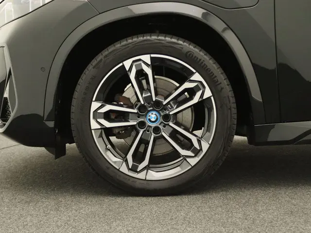 BMW X1 xDrive25e 2023 Hybride Benzine 8