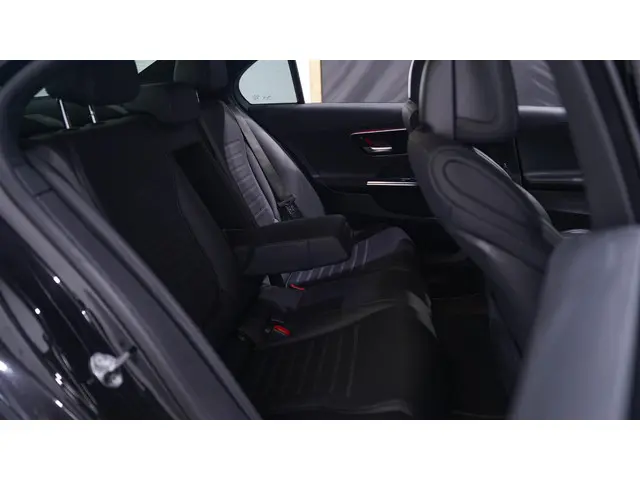 Mercedes-Benz C-Klasse 180 AMG Line 2023 Benzine 22