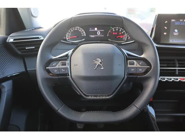 Peugeot 2008 1.2 PT ALLURE 2022 Benzine 18