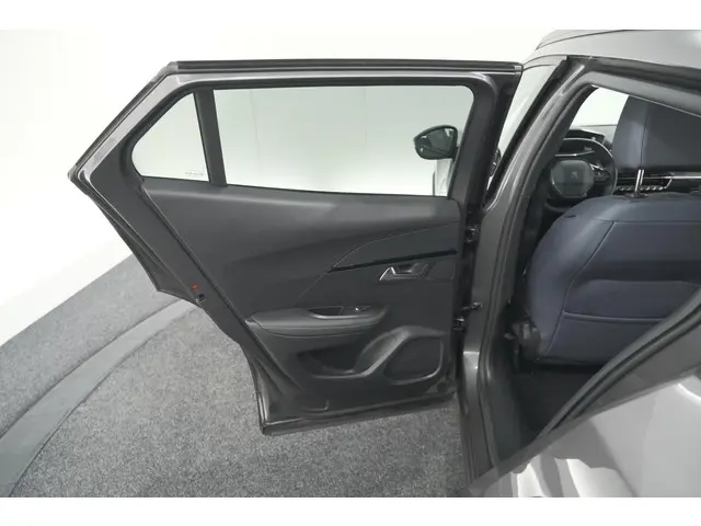 Peugeot 2008 PureTech 130 Allure Pack 2020 Benzine 66