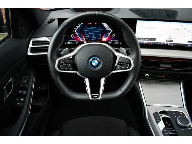 BMW 3 Serie Touring 330e M-Sport 2025 Hybride Benzine 23
