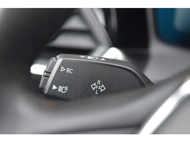 BMW 3 Serie 318i Executive Edition 2021 Benzine 32