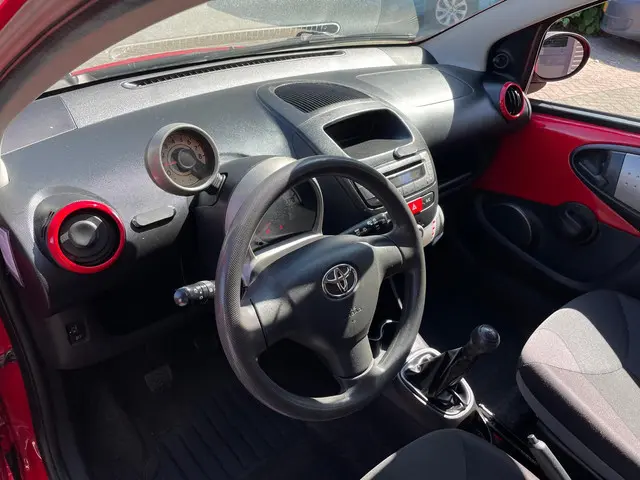 Toyota Aygo 1.0 VVT-i Now 2013 Benzine 10