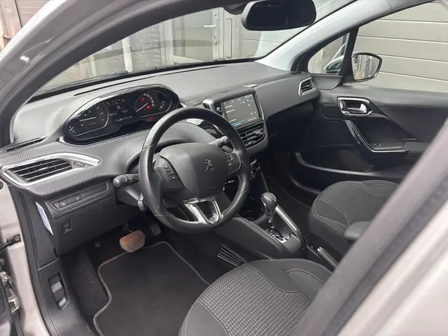 Peugeot 208 1.2 PureTech Allure 2017 Benzine 6